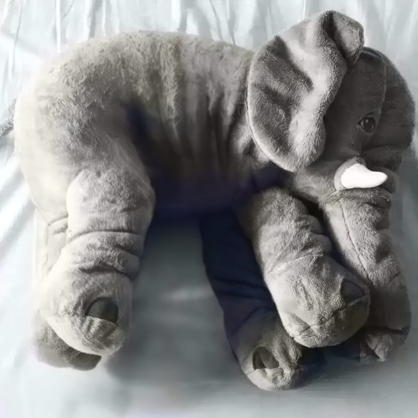 EleSnug – Niedliches Kuschelkissen in Baby-Elefantenform
