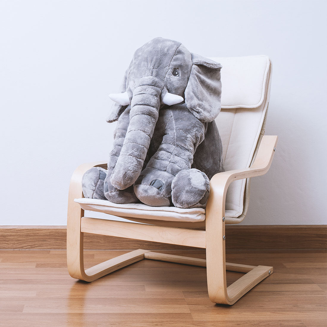 EleSnug – Niedliches Kuschelkissen in Baby-Elefantenform