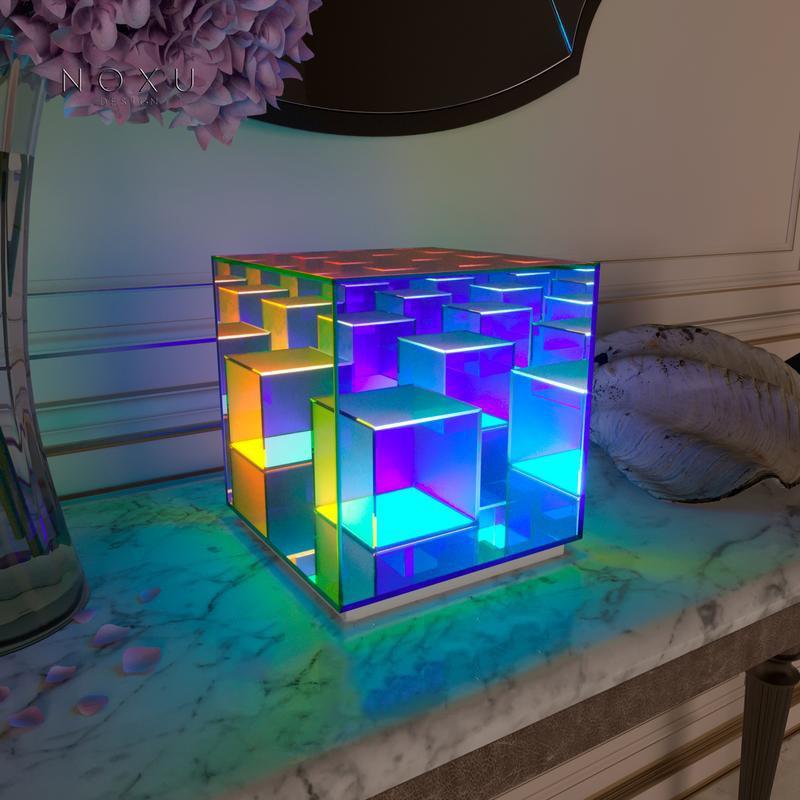 InfinityGlow – LED-Tischlampe mit endlosem 3D-Spiegeleffekt im Würfel-Design