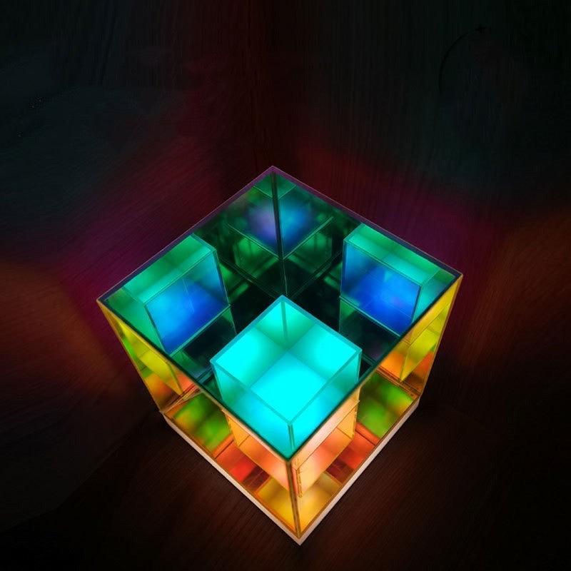 InfinityGlow – LED-Tischlampe mit endlosem 3D-Spiegeleffekt im Würfel-Design