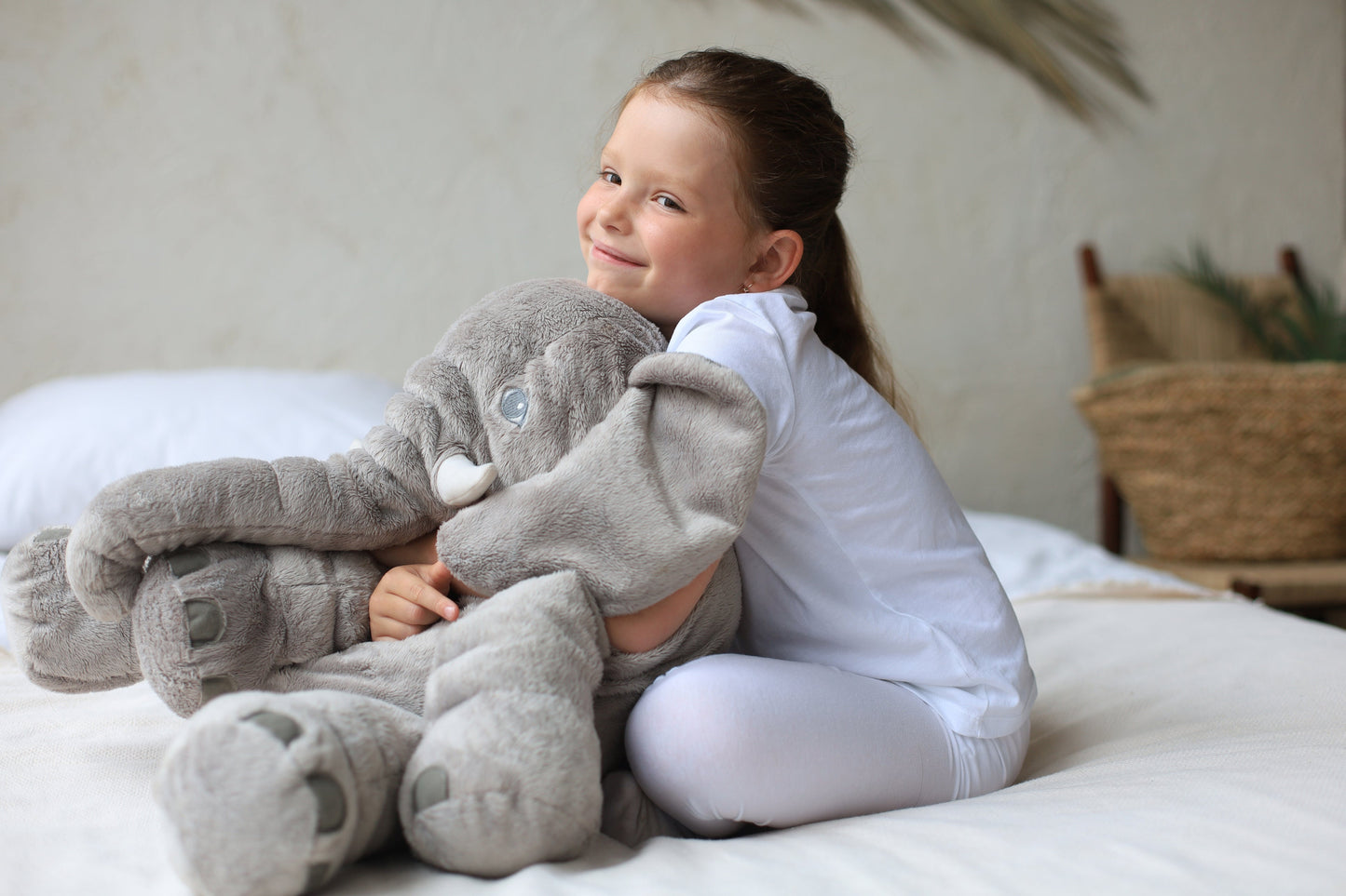 EleSnug – Niedliches Kuschelkissen in Baby-Elefantenform