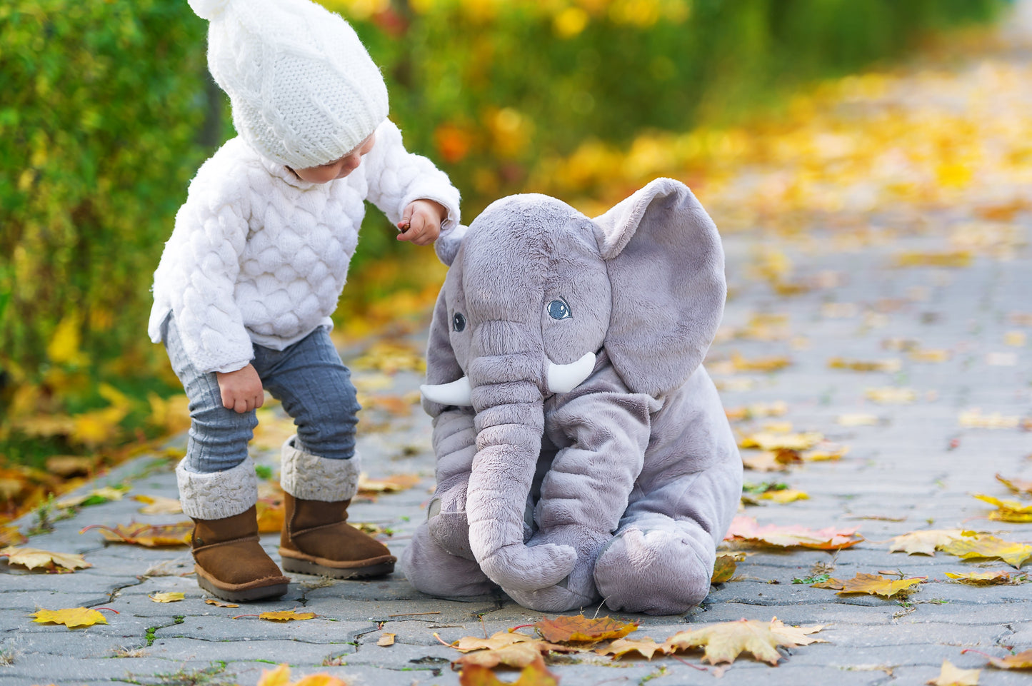 EleSnug – Niedliches Kuschelkissen in Baby-Elefantenform