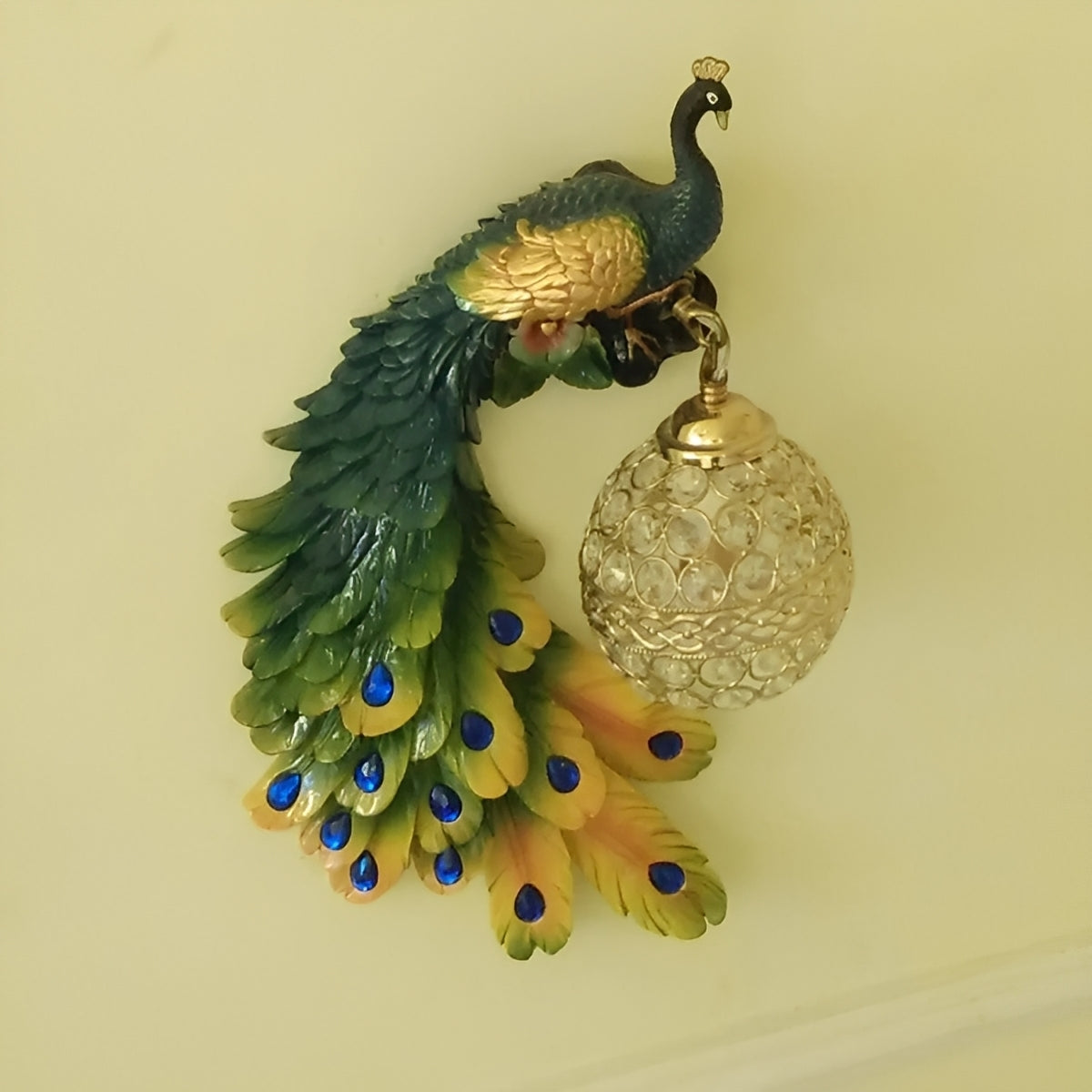 Seraphina – Künstlerische Pfauen-Wandlampe