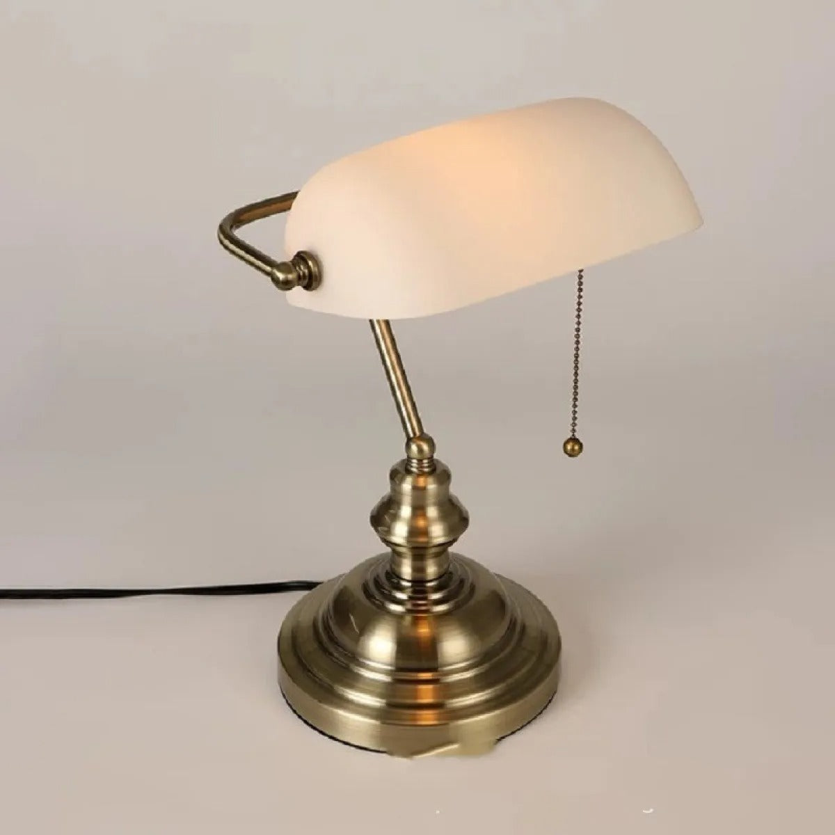 Estelle – Vintage Europäische Tischlampe