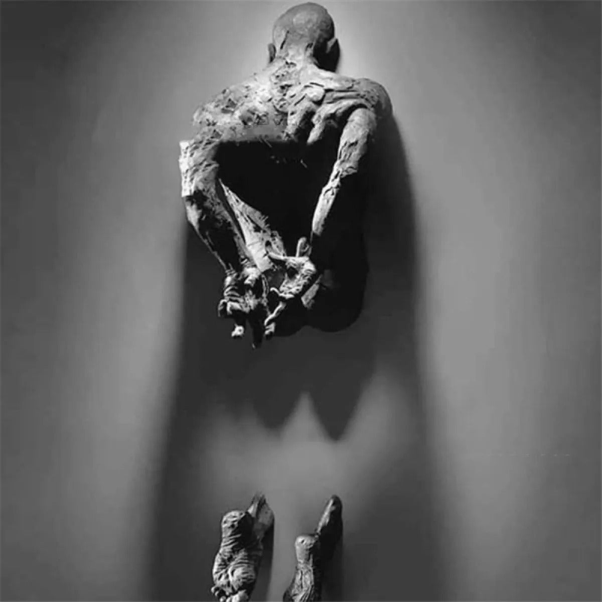 Noir – Wand-Skulptur | Mann durch die Wand