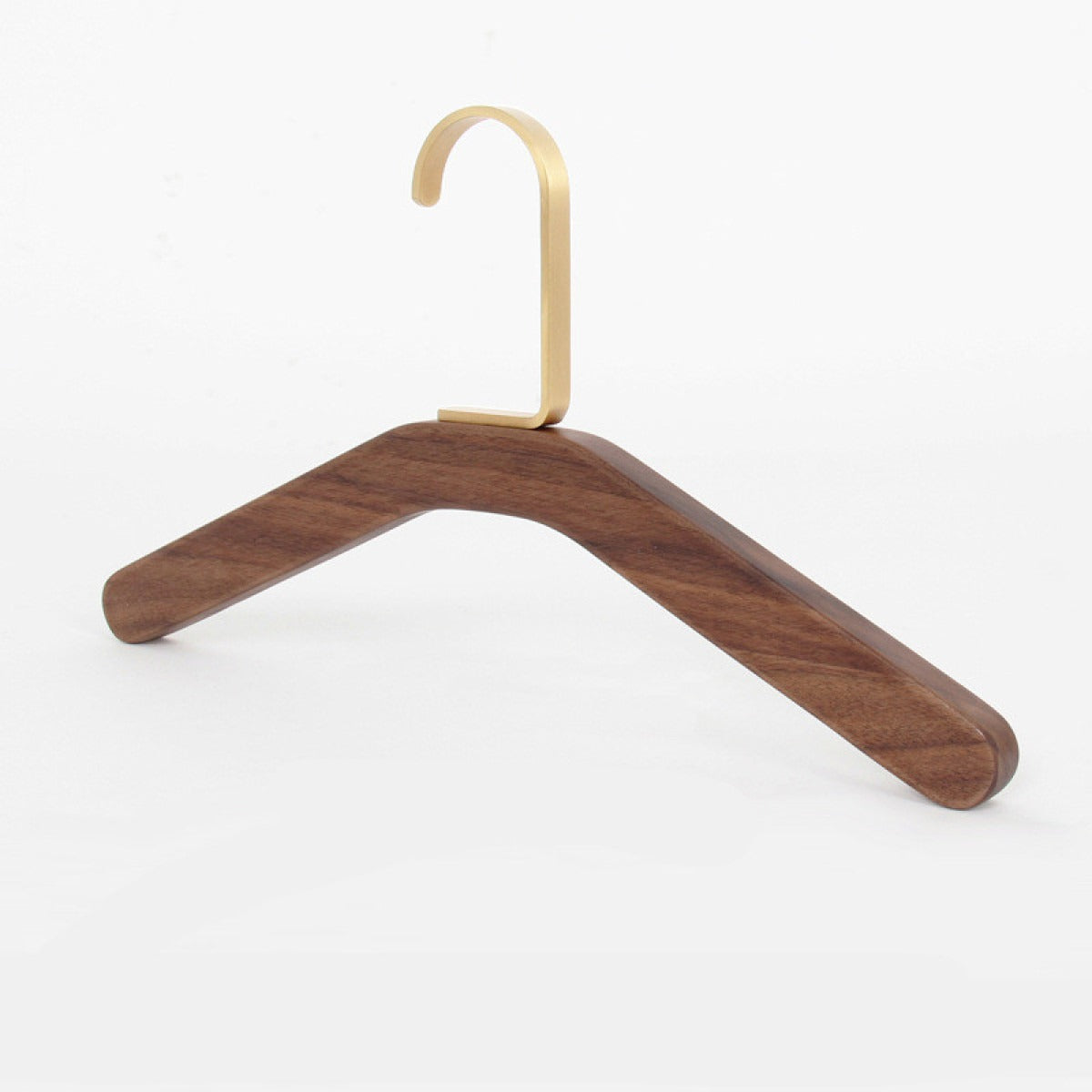 Dorian – Kleiderbügel aus Schwarznuss-Holz & Messing