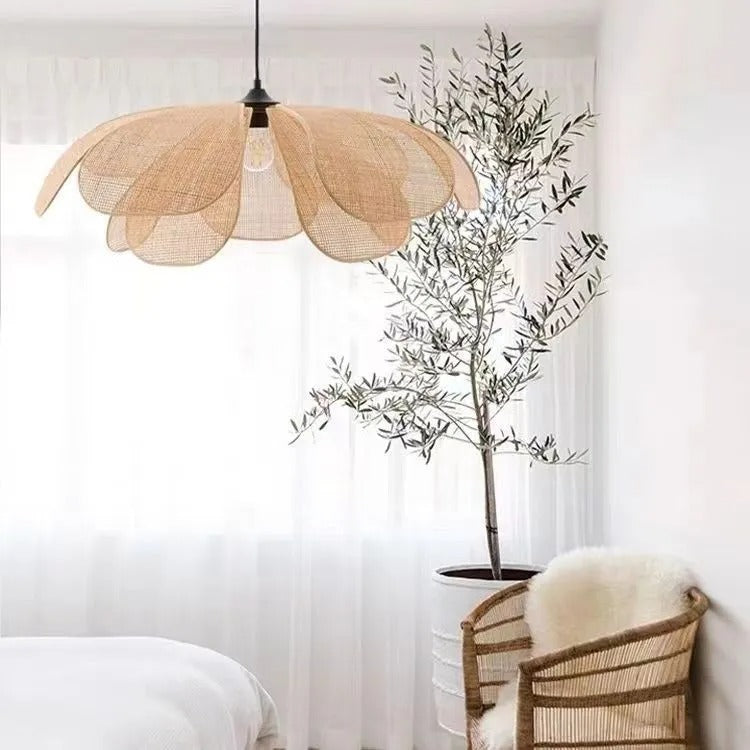 Aurelia – Handgemachte Rattan-Blüten-Pendelleuchte
