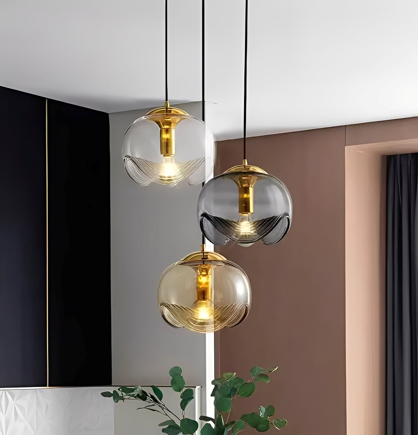 Marleen – Elegante Pendelleuchte mit Glaskugel