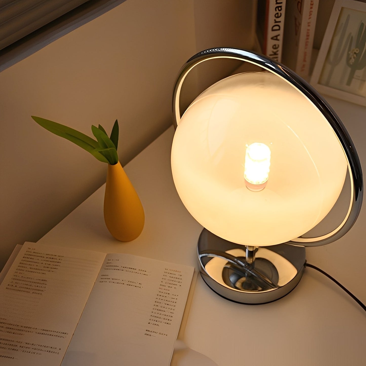 Maila – Glas-Tischlampe im modernen Look