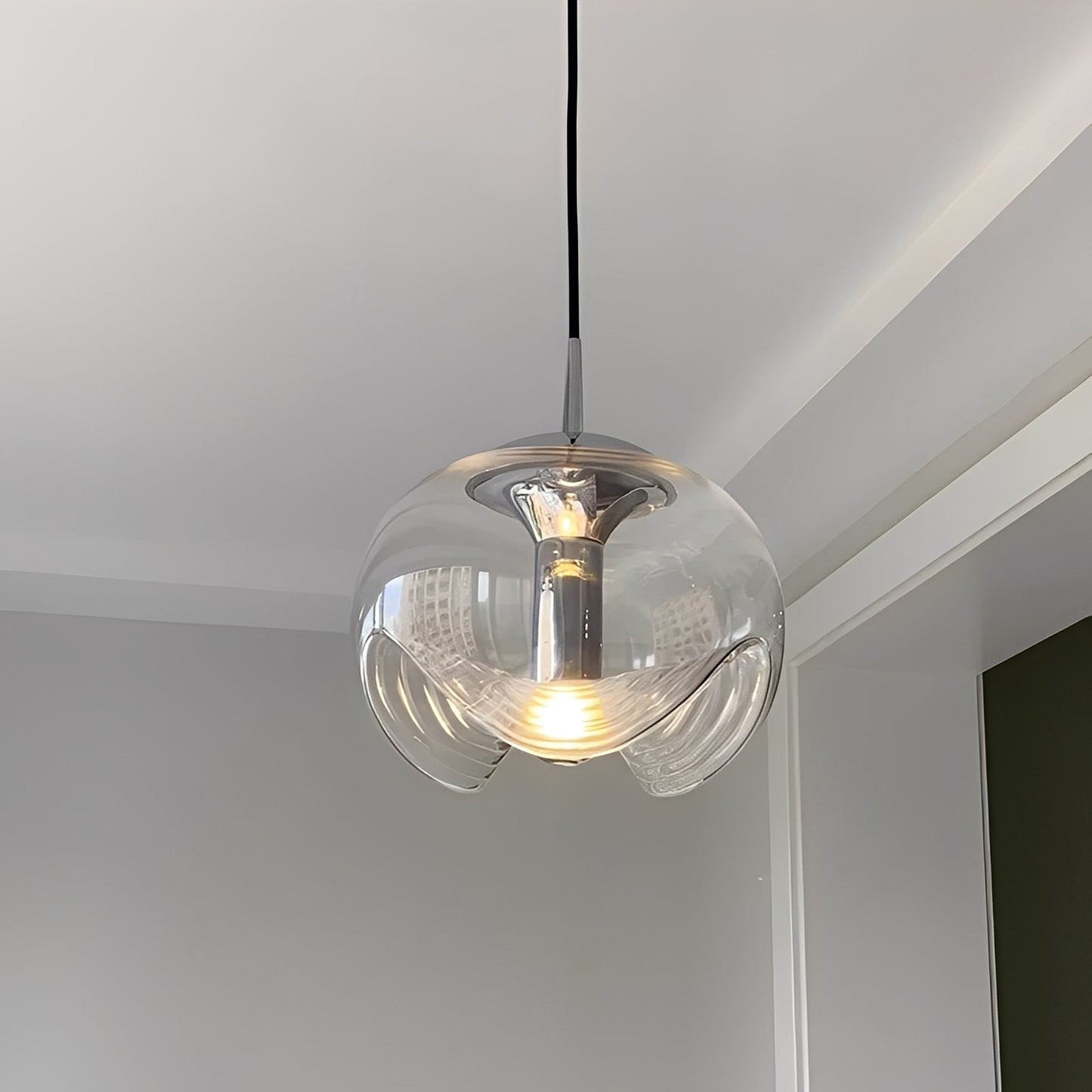 Marleen – Elegante Pendelleuchte mit Glaskugel