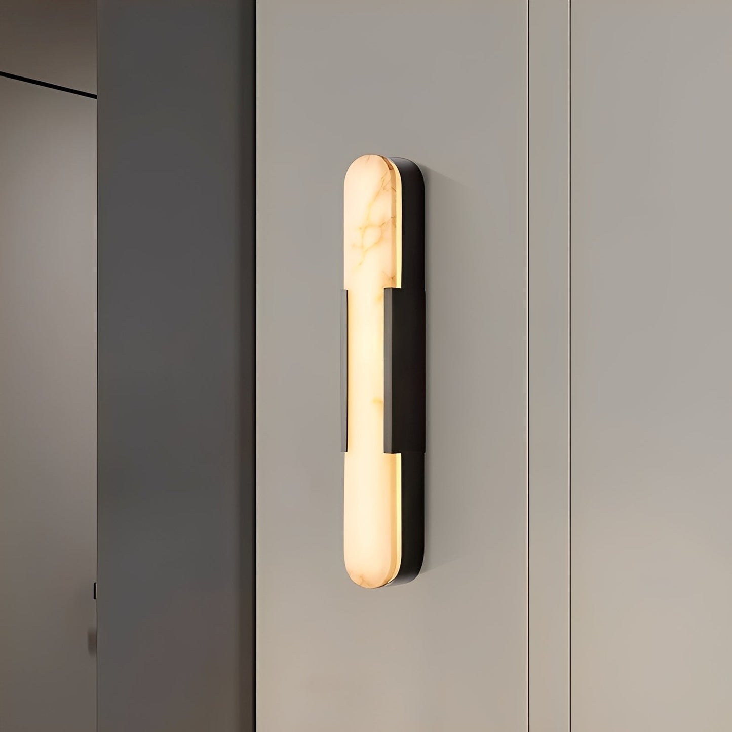 Maris – Zeitgemäße Wandlampe aus Naturmarmor