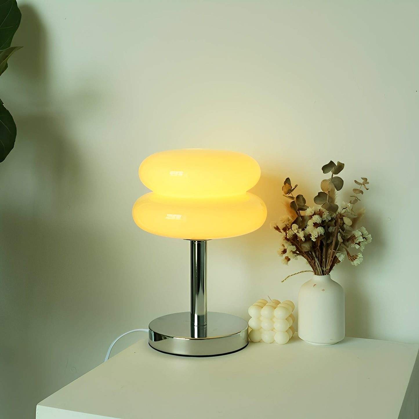 Eleni – Cremefarbene Glaslampe im Retro-Design