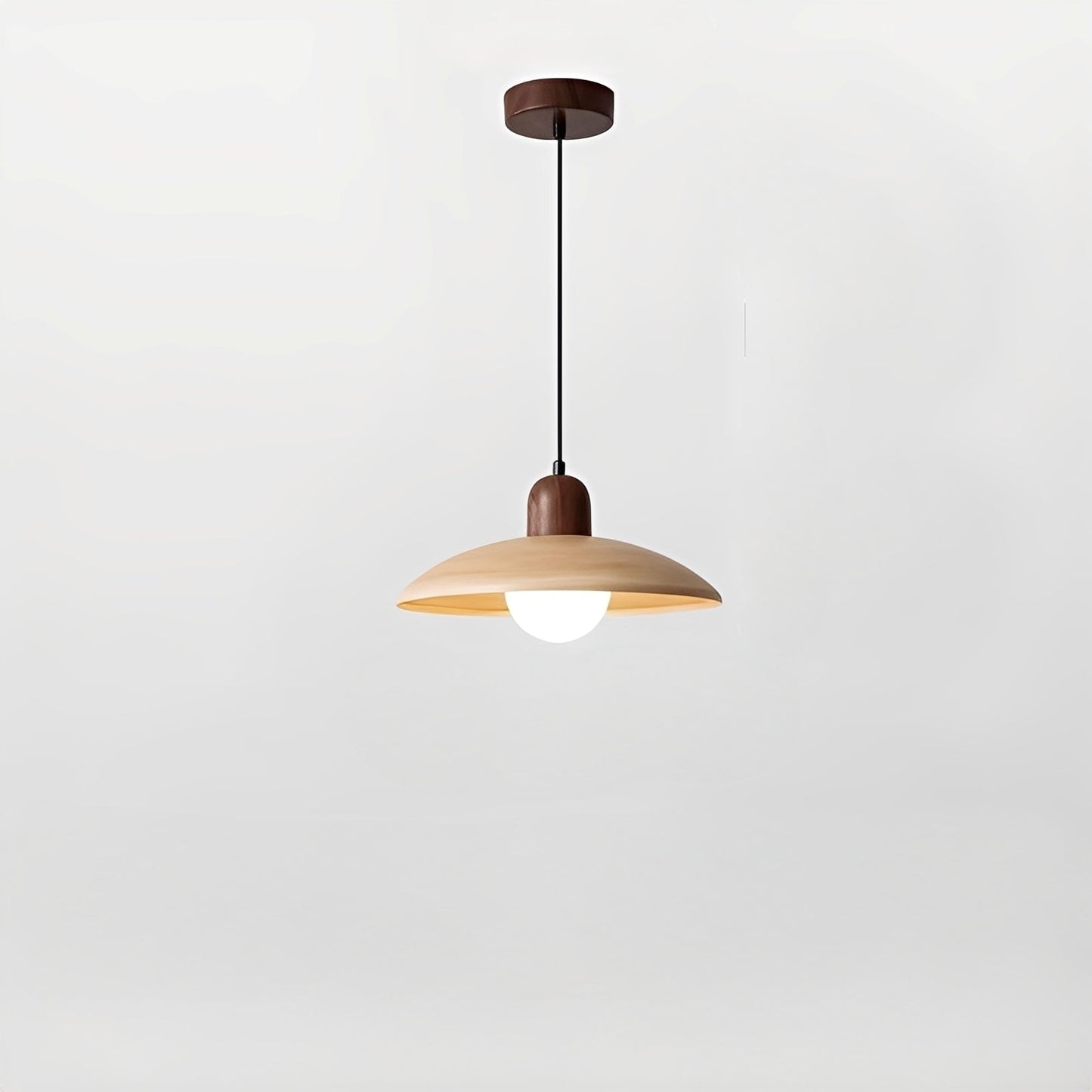 Ylva – Hängeleuchte im Walnussholz-Design