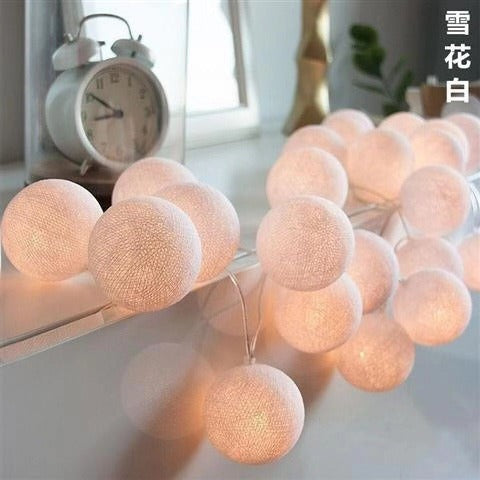 Hazel – Farbige LED-Kugellichterkette aus Baumwolle