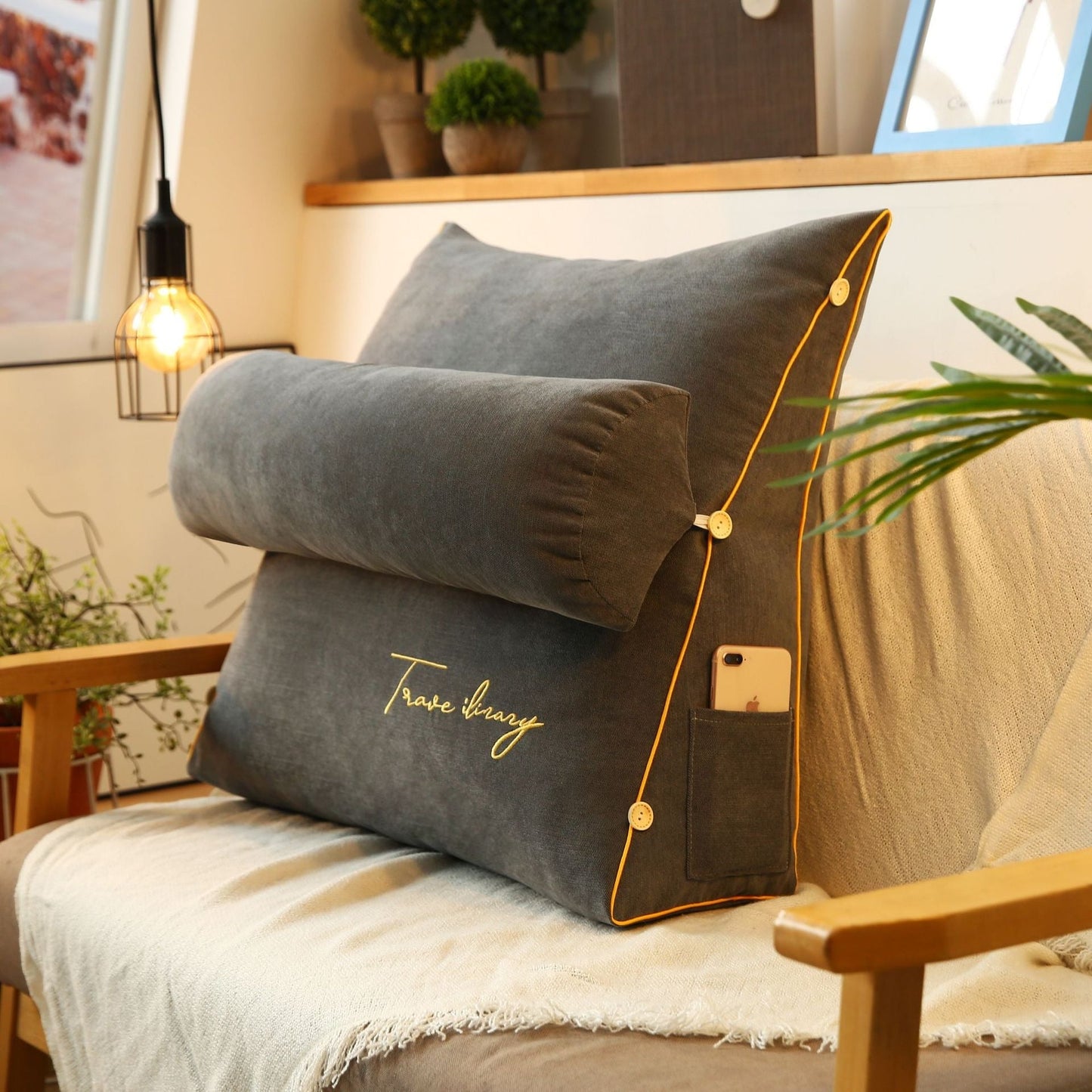 Pilar – Dreieckpillow mit Stickerei & Kopfunterstützung