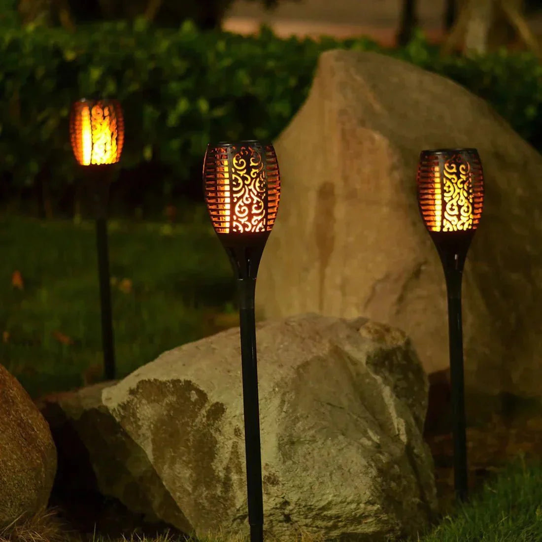FlammenLicht – Solar-Gartenfackel mit realistischem Flammeneffekt