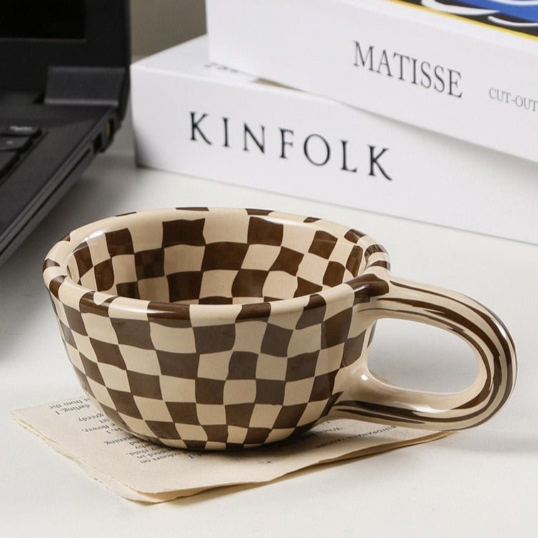 BrettTasse – Handgefertigte Keramiktasse im modernen Schachbrettlook