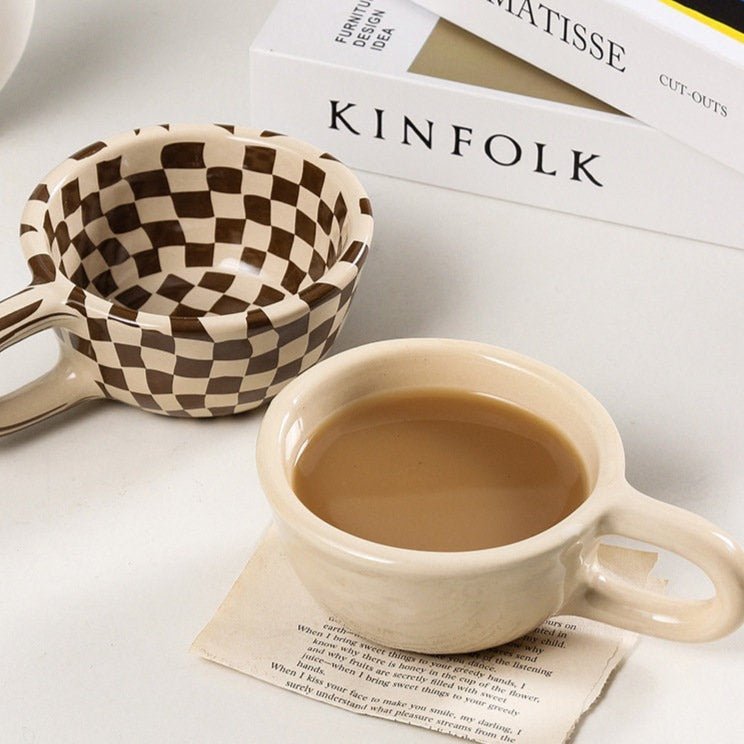BrettTasse – Handgefertigte Keramiktasse im modernen Schachbrettlook