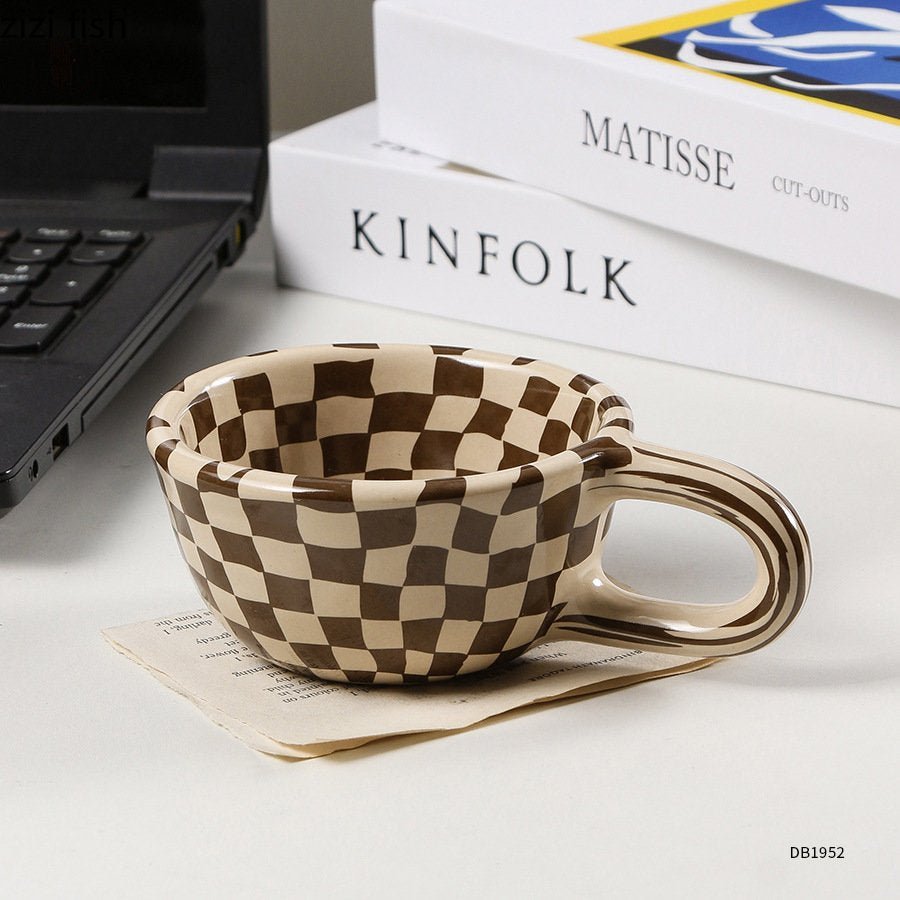 BrettTasse – Handgefertigte Keramiktasse im modernen Schachbrettlook