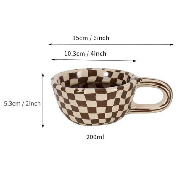 BrettTasse – Handgefertigte Keramiktasse im modernen Schachbrettlook