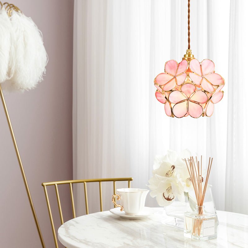 BlütenHäng – Elegante Blumen-Hängeleuchte mit natürlichem Charme
