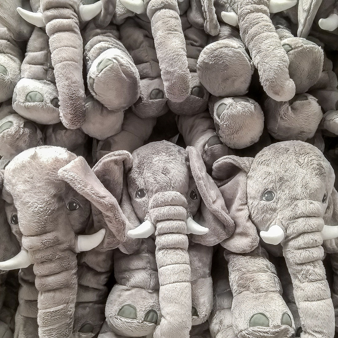 EleSnug – Niedliches Kuschelkissen in Baby-Elefantenform