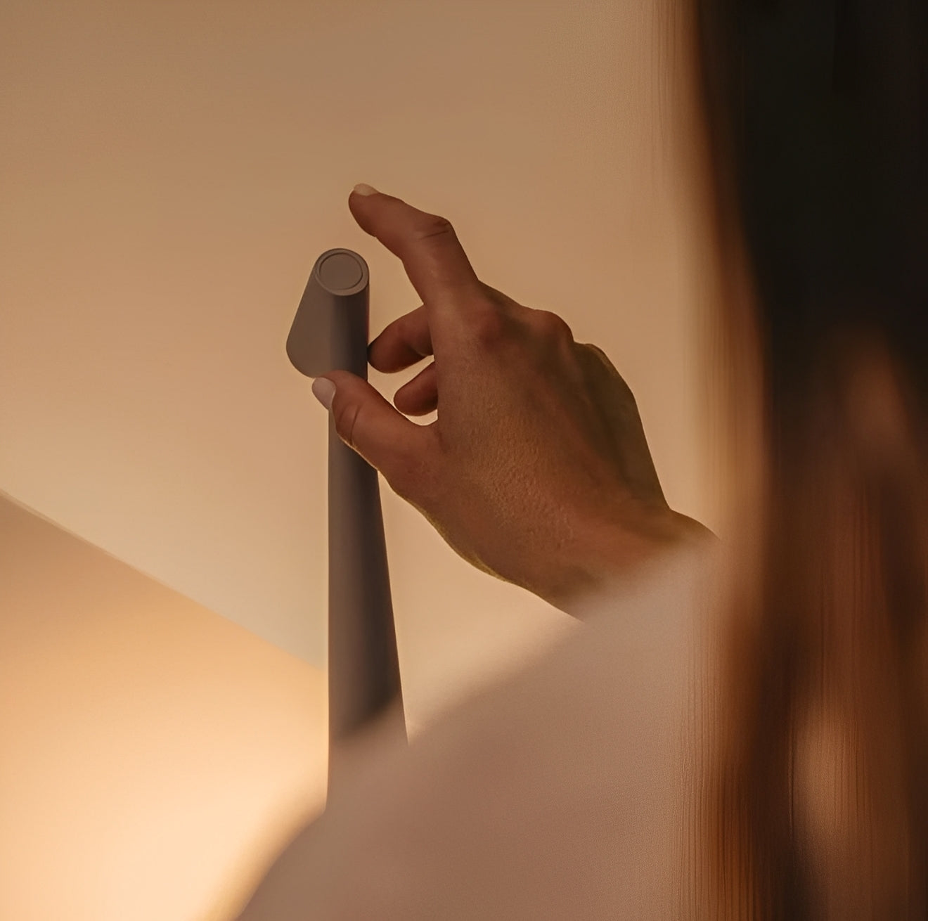 Nelia – Kreative Nachttischleuchte mit hohem Sockel
