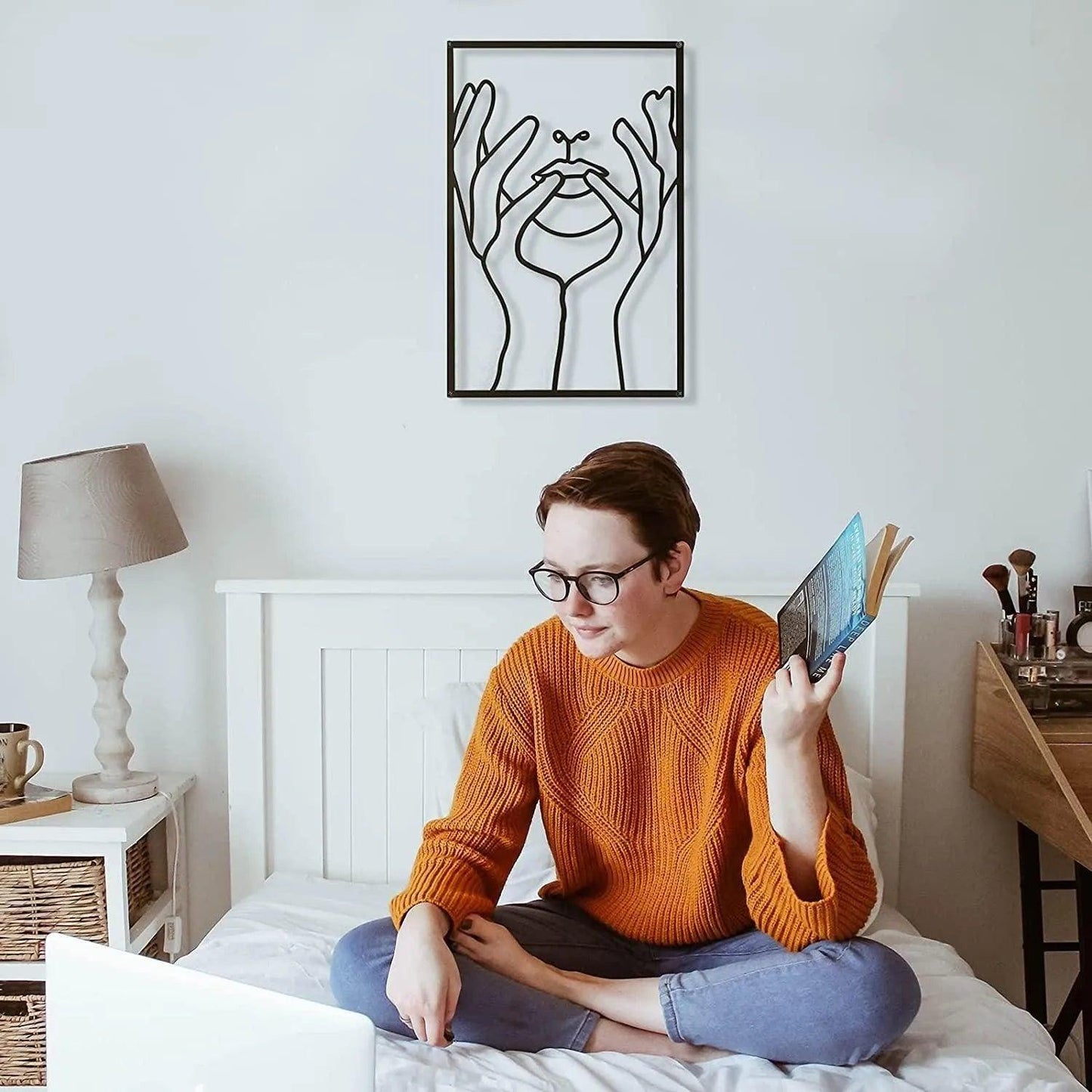 Vero - Modernes Gesichtsdekor in Hand aus Eisen