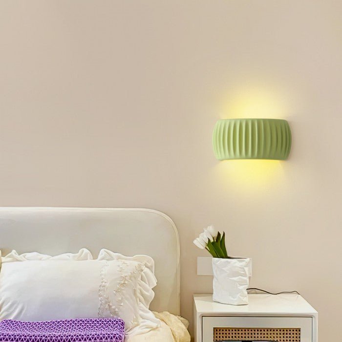 Ardena – Moderne Art Deco Wandlampe aus Harz mit Rillenstruktur