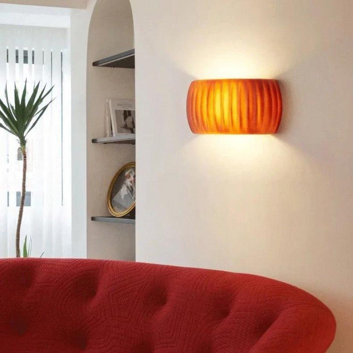 Ardena – Moderne Art Deco Wandlampe aus Harz mit Rillenstruktur