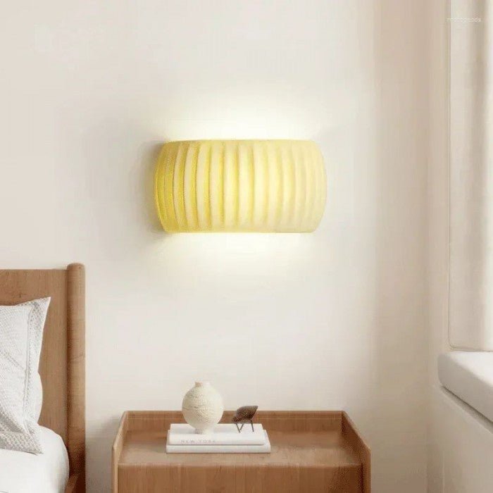 Ardena – Moderne Art Deco Wandlampe aus Harz mit Rillenstruktur
