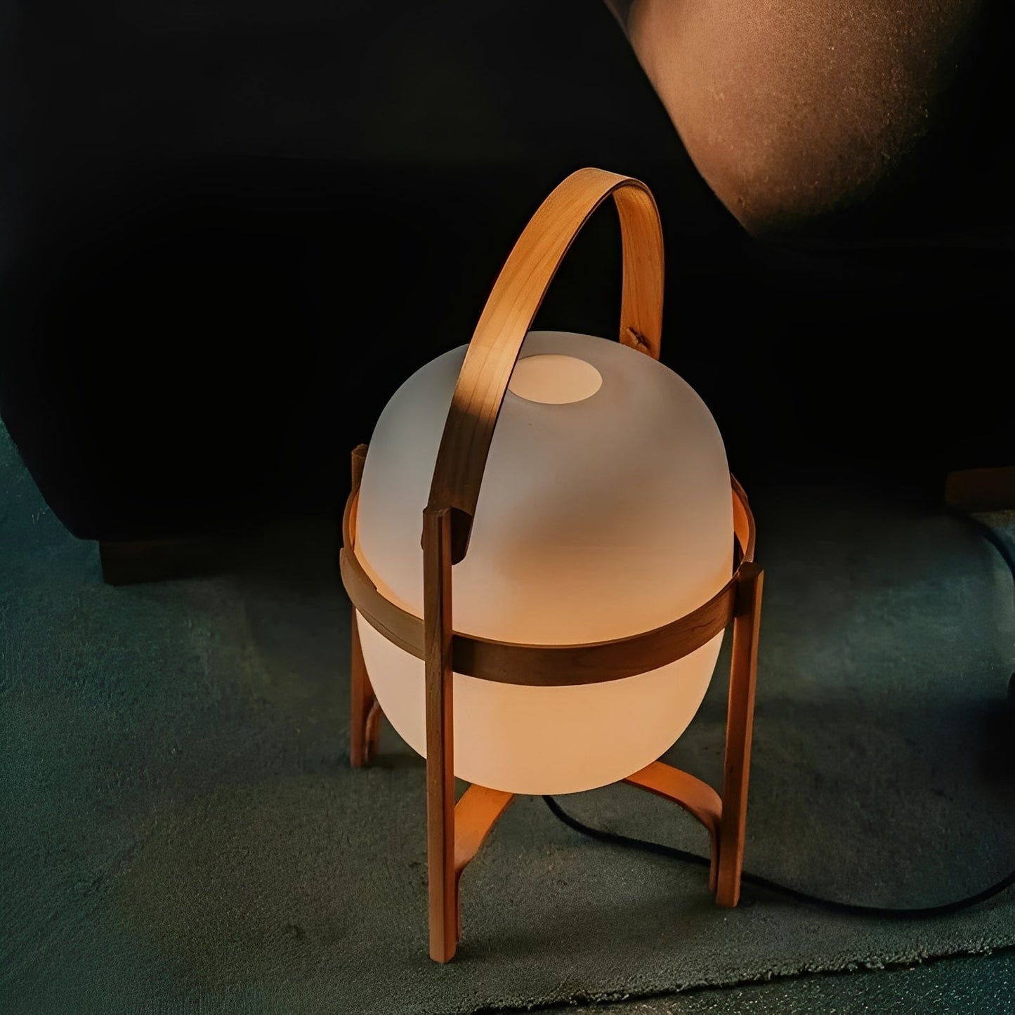 Takara – Glas-Stehlampe aus Holz