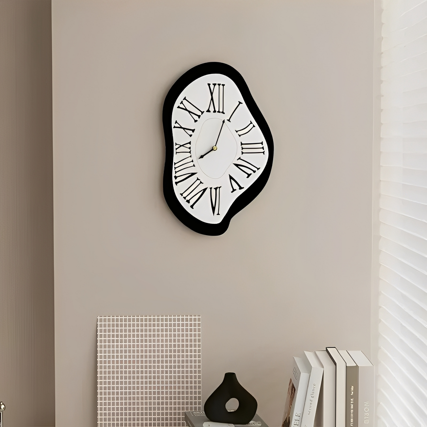 Aurel – Geräuschlose Wanduhr mit römischen Zahlen