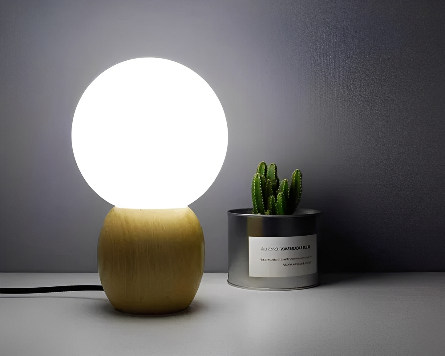 Nozomi – Schlichte Glastischlampe mit LED