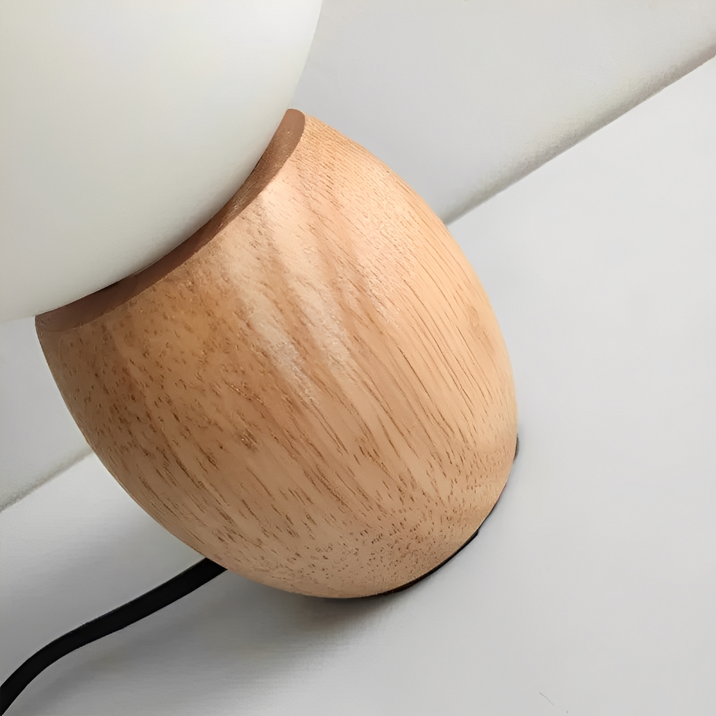 Nozomi – Schlichte Glastischlampe mit LED