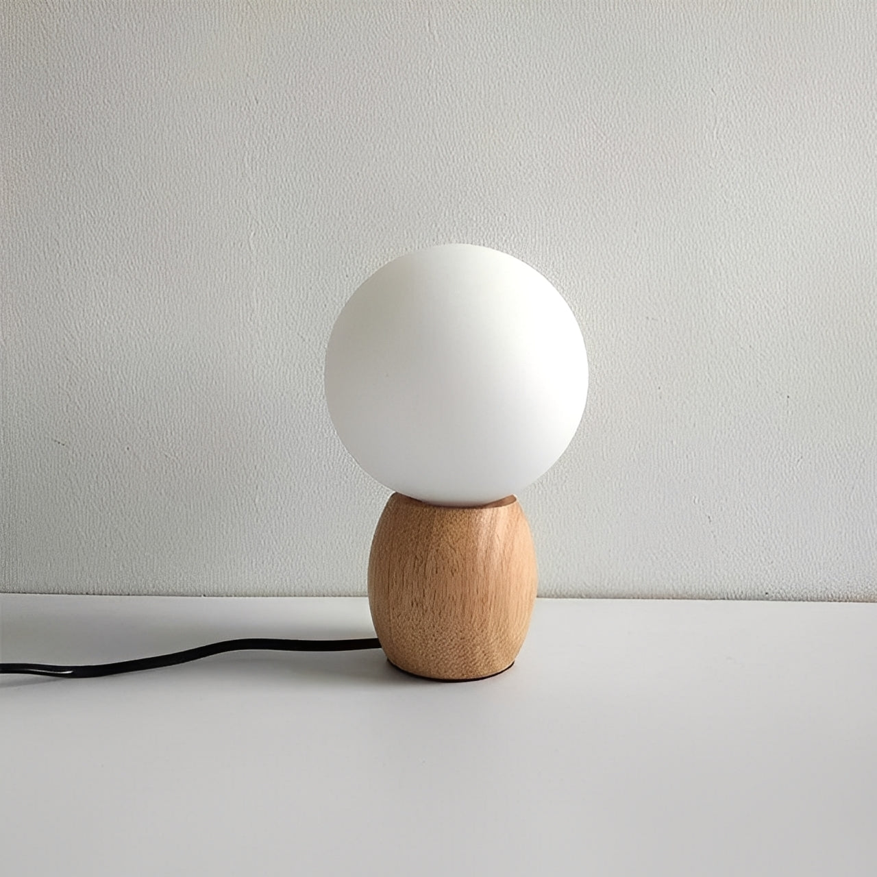 Nozomi – Schlichte Glastischlampe mit LED