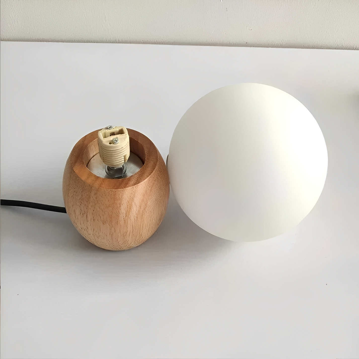 Nozomi – Schlichte Glastischlampe mit LED