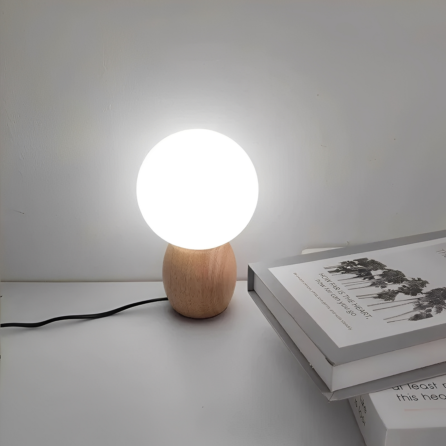 Nozomi – Schlichte Glastischlampe mit LED