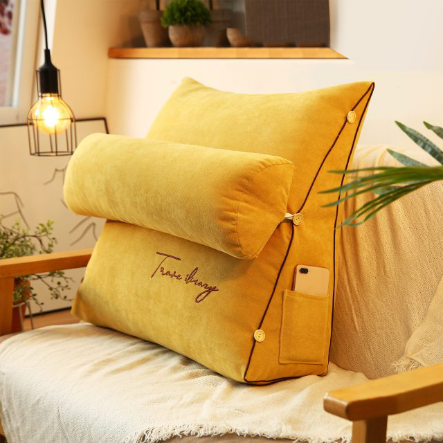 Pilar – Dreieckpillow mit Stickerei & Kopfunterstützung