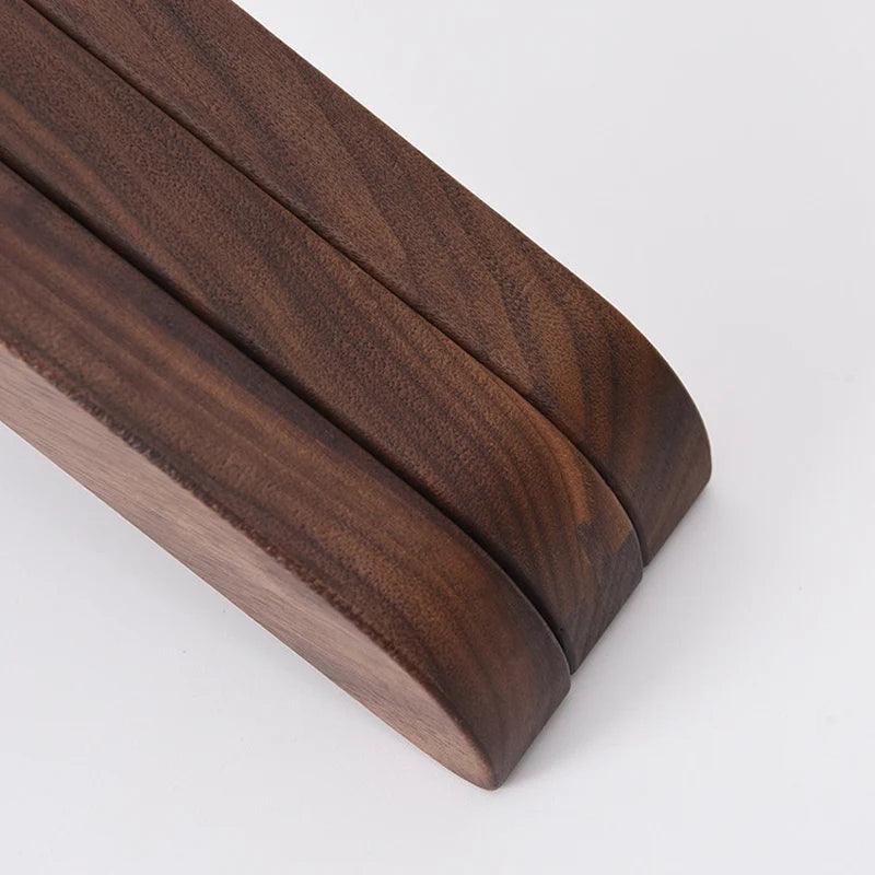 Dorian – Kleiderbügel aus Schwarznuss-Holz & Messing