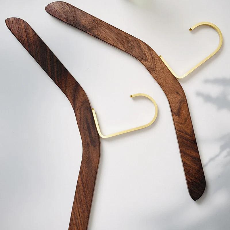 Dorian – Kleiderbügel aus Schwarznuss-Holz & Messing