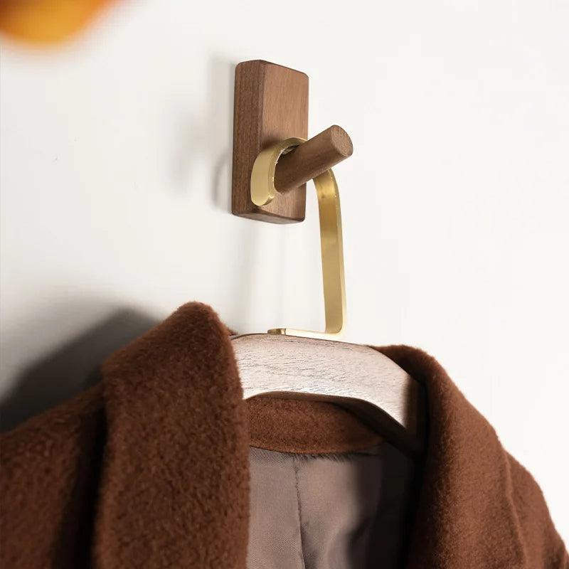Dorian – Kleiderbügel aus Schwarznuss-Holz & Messing