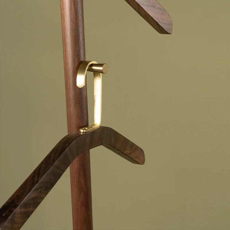 Dorian – Kleiderbügel aus Schwarznuss-Holz & Messing