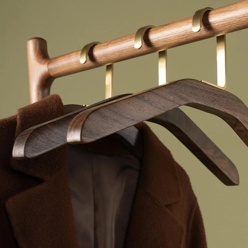 Dorian – Kleiderbügel aus Schwarznuss-Holz & Messing