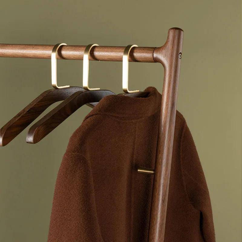 Dorian – Kleiderbügel aus Schwarznuss-Holz & Messing