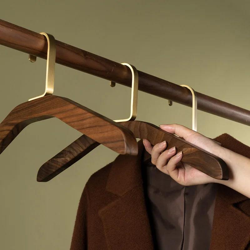 Dorian – Kleiderbügel aus Schwarznuss-Holz & Messing