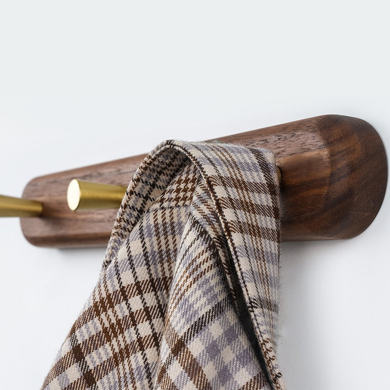 Brunn – Garderobenleiste aus Holz & Messing