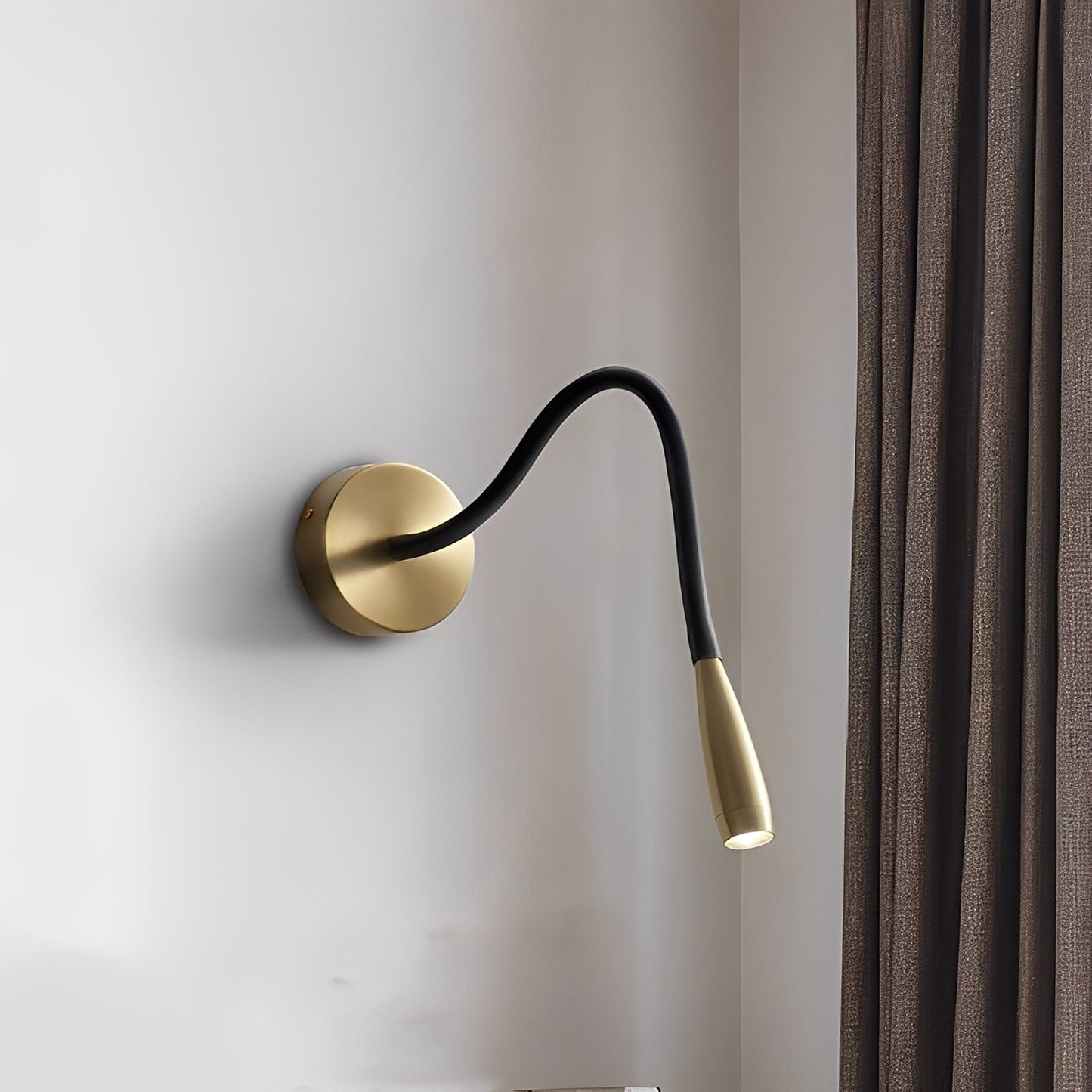 Isandro – Hochwertige Kupfer LED Leselampe