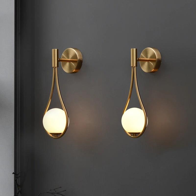 Aurora - Goldene Wandleuchte mit Glas-Globus
