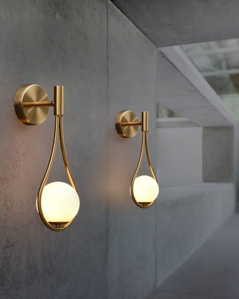 Aurora - Goldene Wandleuchte mit Glas-Globus